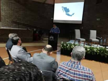 El representante del Banco Interamericano de Desarrollo encabezó una exposición en las instalaciones de la Universidad Iberoamericana. (EL SIGLO DE TORREÓN) 