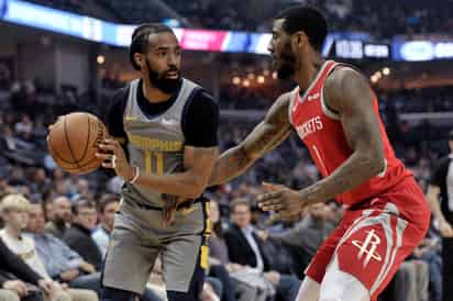 Mike Conley (i) anotó 35 puntos para los Grizzlies, en la victoria de su equipo 126-125 sobre los Rockets de Houston.