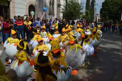 Las madres acompañaron a sus pequeños. Hubo de todo, animalitos, flores, autos, vaqueros, reinas, trajes típicos y hasta pollitos. (EL SIGLO DE TORREÓN)