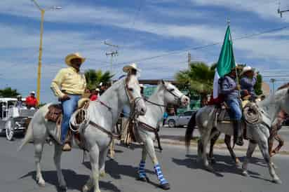 Celebran con cabalgata un aniversario más del natalicio de Benito Juárez. (EL SIGLO DE TORREÓN/EDITH GONZÁLEZ)