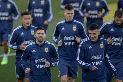 El técnico de Argentina Lionel Messi, a la izquierda en primer plano, durante un entrenamiento en Madrid.