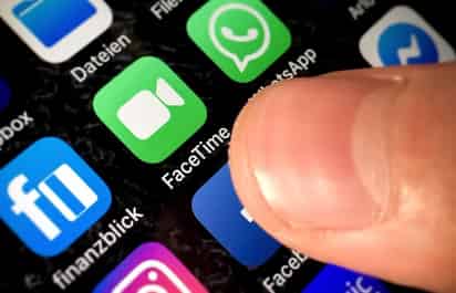 La firma Apple actualmente sigue los pasos de la firma coreana Apple, ya que introduce la posibildiad de cargar con la funda. (ARCHIVO)