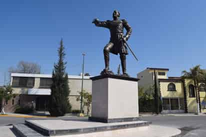 El monumento a Guadalupe Victoria sigue sin las placas con el nombre de este personaje. (EL SIGLO DE TORREÓN)