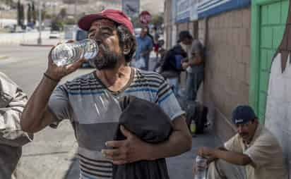 De acuerdo con expertos consultados por Efe con motivo del Día Mundial del Agua, desde 1992 un 7 % de empresas -mineras, embotelladoras, lecheras- controlan el 70 % de las concesiones del agua, cuya escasez afecta a los ciudadanos más vulnerables. (ARCHIVO)