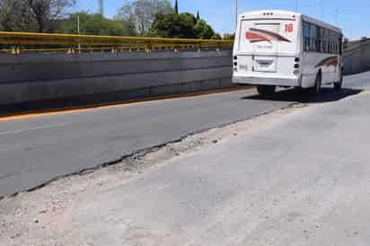Aunque las excavaciones fueron rellenadas con tierra, no ha resultado suficiente, ante lo cual los conductores de vehículos deben reducir la velocidad, invadir carriles e incluso unidades ya han resentido daños considerables cuando transitan por estos puntos. (EL SIGLO DE TORREÓN)