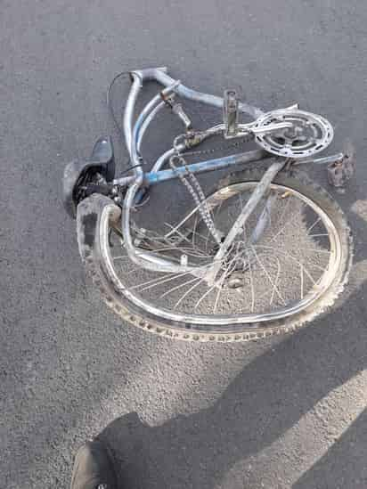 La bicicleta del hoy fallecido quedó destrozada bajo las ruedas delanteras del tracto camión, cuyo conductor fue detenido en el lugar y puesto a disposición del Ministerio Público.