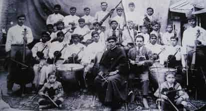 Al centro el Padre Lucas Cervantes y los elementos de la banda de música, que hicieron famoso al poblado de Coyote.