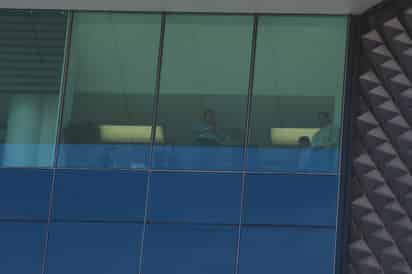El Siglo de Torreón logró captar a Sergio Lara en el séptimo piso, esto mientras en la explanada se desarrollaba la movilización. (EL SIGLO DE TORREÓN)