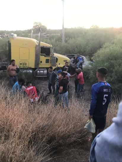 Tráiler impacta auto familiar y lo arrastra hasta sacarlo del camino. El accidente dejó una menro muerta y cinco lesionados.