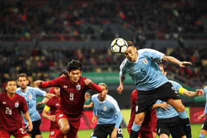 Matías Vecino (d), de la selección uruguaya, disputa un balón contra el delantero de Tailandia Adisak Kraisorn.