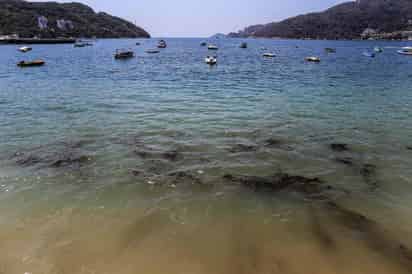 Un barco se hundió y dejó un derrame de combustible ayer en Puerto Marqués, en Acapulco. (EFE)