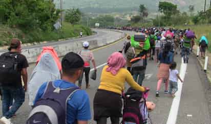 A paso lento, la caravana de migrantes prosiguió su camino la madrugada de ayer, luego de descansar en el poblado de Huehuetán. (EL UNIVERSAL)