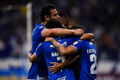 Jugadores del Cruzeiro celebran tras anotar el segundo tanto.