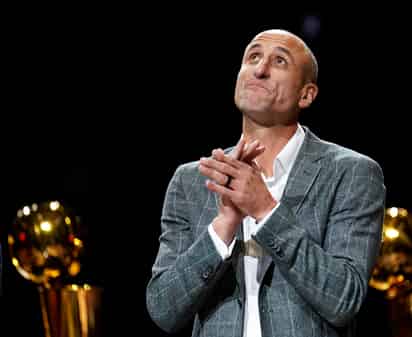 El argentino Manu Ginóbili, exjugador de los Spurs de San Antonio, observa la develación de una camiseta gigante con su número, que fue retirado ayer, luego de un partido ante los Cavaliers de Cleveland.