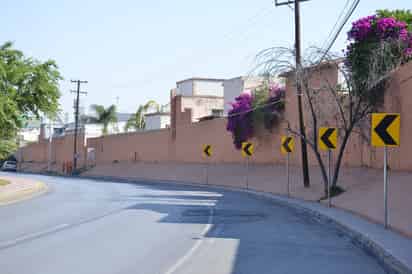 Pintan la barda de esta vía, en el tramo de la colonia Ampliación Los Ángeles. La pared estaba repleta de anuncios publicitarios que daban una mala imagen. (FERNANDO COMPEÁN)