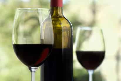 Beber una botella de vino por semana equivaldría, en términos de cáncer, a que las mujeres fumaran 10 cigarrillos en el mismo periodo y a que los hombres consumieran cinco. (ARCHIVO)