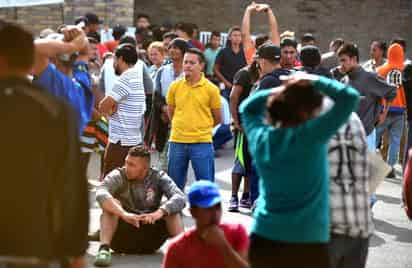 En los mismos, detalla que el 'Gobierno de México busca ordenar y registrar el ingreso de los migrantes y respeten nuestras leyes', mientras que puntualizaron que para poderlos ayudar es necesario dicho proceso. (ARCHIVO)