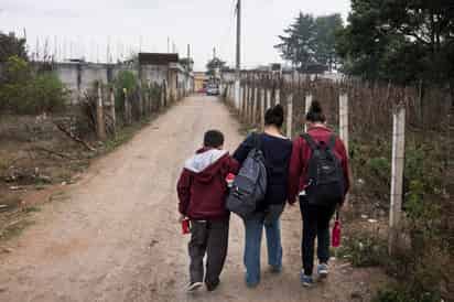 El diario San Antonio Express-News publicó que los refugios de la ciudad texana se encuentran saturados por las cientos de personas que las autoridades estadounidenses están liberando de los centros de retenciones familiares de la ciudad y en la frontera. (ARCHIVO)