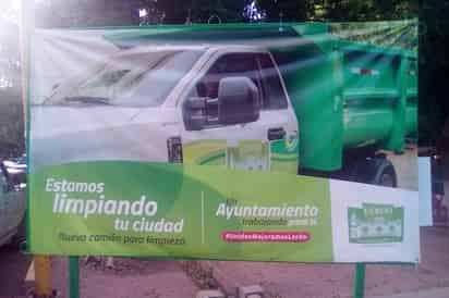 Ciudadanos han estado burlándose en redes sociales de estos anuncios colocados por Servicios Públicos en varias partes.