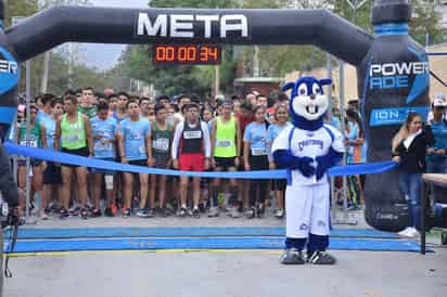 Mucha expectación entre los participantes causó la prueba atlética, que se realizó en los alrededores de la institución educativa.