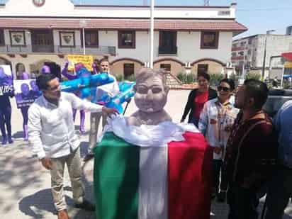 En la revelación del busto estuvo presente Pedro Carrizales, 'El Mijis'. (TWITTER)