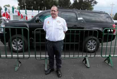 El empresario Enrique Herrera, comprador de la llamada 'Bestia Mexicana' (Suburban en la que se transparentaba el presidente Enrique Peña Nieto), acudió esta mañana de martes a Palacio Nacional a recoger las unidades que compró en Santa Lucía. (ARCHIVO)