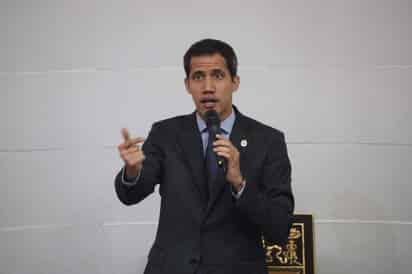 Entre vítores y aplausos, la Asamblea Constituyente aprobó por unanimidad de sus miembros en un 'decreto constituyente' la 'continuación del juicio' a Guaidó, refiriéndose al artículo de la Constitución relativo a la inmunidad parlamentaria. (ARCHIVO)