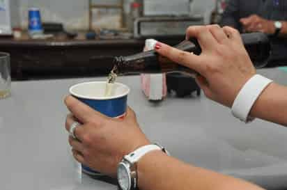 Identificaron variantes genéticas en individuos que padecen alcoholismo y los que son grandes bebedores sin tener adicción. (ARCHIVO)