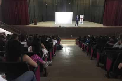 Como parte de las acciones preventivas del Ayuntamiento de Matamoros, se impartió una plática sobre el suicidio. (EL SIGLO DE TORREÓN)