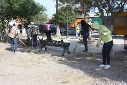 La brigada de limpieza se llevó a cabo en el bulevar Miguel Hidalgo. (EL SIGLO DE TORREÓN) 