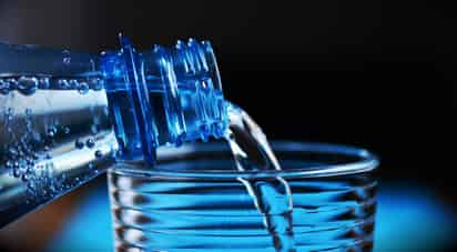 La Profeco llevó un estudio con diferentes marcas de agua embotellada en México. (ARCHIVO)