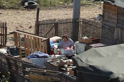 Director de la Coesvi asegura que 16 mil viviendas carecen de piso firme, y cerca de 70 mil no tienen loza en algún cuarto. (EL SIGLO DE TORREÓN)
