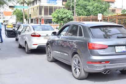 El percance no provocó personas lesionadas, sin embargo sí ocasionaron caos vial ya que los vehículos quedaron obstruyendo la circulación de otros autos. (EL SIGLO DE TORREÓN)