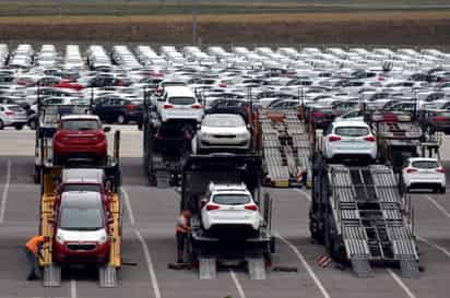Una vez más usa Trump los aranceles a los automóviles para amagar a México.