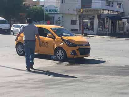 El accidente ocurrió en el cruce del bulevar Independencia y la calle Acuña de la zona Centro de la ciudad de Torreón. (EL SIGLO DE TORREÓN) 