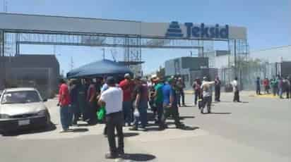 Antes de las siete de la mañana, cuando la oscuridad aún reinaba, los obreros paristas se pusieron en línea a la entrada Teksid, impidiendo el paso de los camiones de transporte de personal. (EL SIGLO DE TORREÓN)