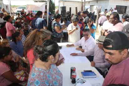 Llega a San Pedro el módulo ambulante para apoyar a ciudadanos con dudas y trámite sobre escrituración de predios. (EL SIGLO DE TORREÓN/CLAUDIA LANDEROS)