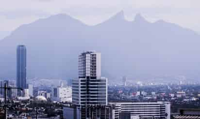 La Secretaría de Desarrollo Sustentable de Nuevo León activó la alerta ambiental por altas concentraciones de contaminantes que se seguirán presentando durante el día en la zona metropolitana y recomendó a la población evitar las actividades al aire libre. (ARCHIVO)