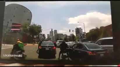 Tras difundirse un video donde motociclistas, una de los cuales trae una mochila presuntamente de Uber Eats, asaltan a un automovilista en Santa Fe, la empresa expresó su rechazó a la utilización de artículos con su logotipo para cometer delitos. (ESPECIAL)