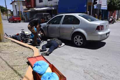 El motociclista lesionado fue auxiliado por paramédicos de Cruz Roja, quienes lo trasladaron a un hospital del sector.