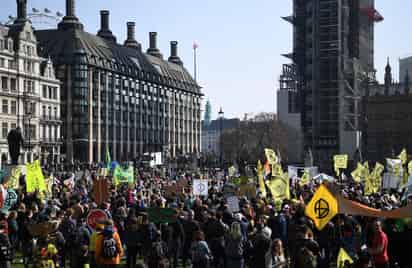 Bajo consignas como 'No hay un planeta B' y 'La extinción es para siempre', los activistas ocuparon con pancartas y distintos disfraces calles del centro de la capital en unas protestas de ambiente festivo. (EFE)