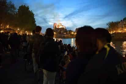 Considerada una obra maestra de la arquitectura gótica, Notre Dame se localiza en el corazón de París, sobre el río Sena. El edificio comenzó a ser construido en 1163 y se completó a lo largo de 200 años. (ARCHIVO)