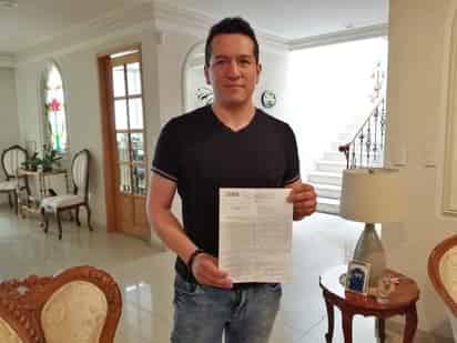 Tomás Quevedo, comerciante de la Central de Abasto, muestra el resumen médico que señala que padeció influenza A-H1N1 en 2009 y fue atendido en el Instituto Nacional de Enfermedades Respiratorias. (EL UNIVERSAL)