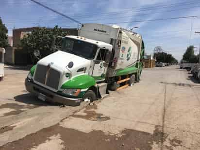 Las llantas delantera y trasera del costado izquierdo del camión terminaron dentro de una zanja en la colonia Magdalenas.