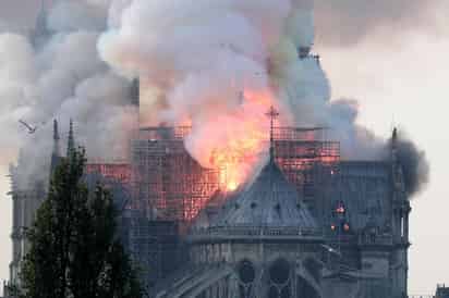 Tragedia. Momento en que la aguja central de la catedral de Notre Dame de París se derrumbó ayer devorada por un incendio que afectó buena parte del tejado del templo gótico, aunque su estructura está intacta. (EFE)