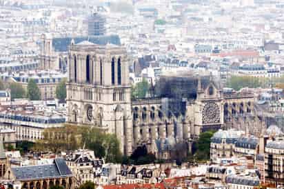 El fuego en la catedral de Notre Dame ya fue apagado en su totalidad. (AP)