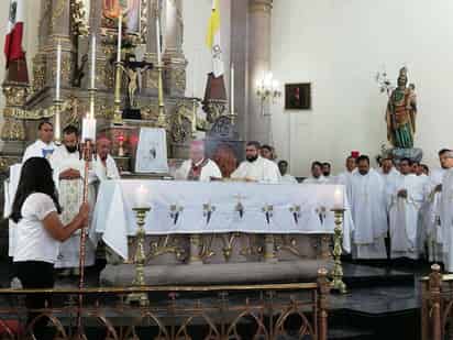 Es el segundo año de forma consecutiva, en la que monseñor Galván Galindo bendice los óleos que son utilizados para los sacramentos. (EL SIGLO DE TORREÓN)