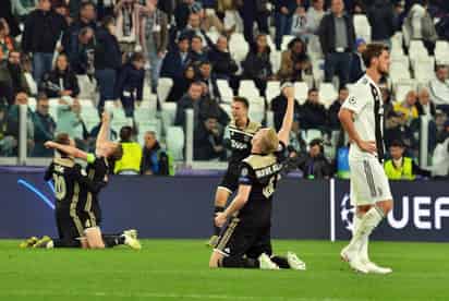 Jugadores de Ajax celebran al final del partido de vuelta por los cuartos de final de la Liga de Campeones, en el Juventus Stadium.