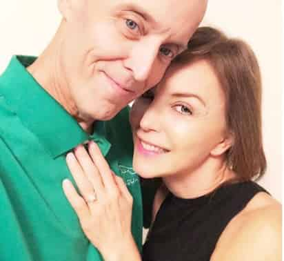 Felices. Laura Flores y Matthew Flannery se muestran muy enamorados en las redes sociales. (ESPECIAL)