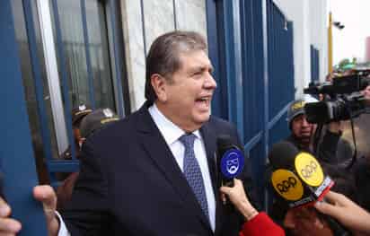 Alan García fue ingresado en medio de una gran confusión en el centro médico a donde fue trasladado por la Policía que fue a detenerlo a su casa. (ARCHIVO)